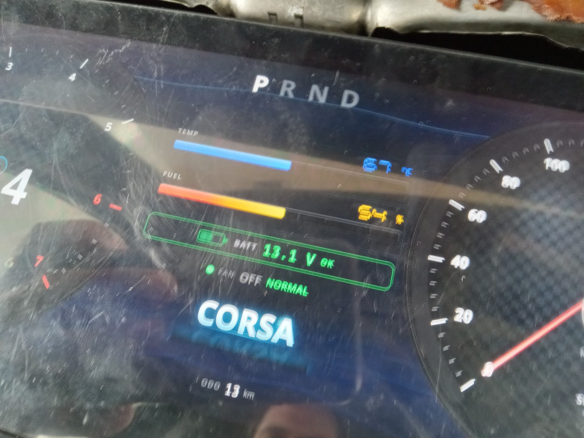 Live instrument cluster data view showing battery, fuel, fan, and temperature status